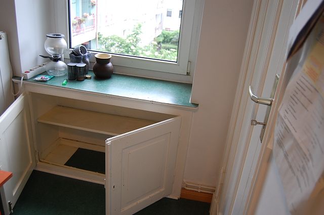 1501-09-Vorratsschrank-Fenster